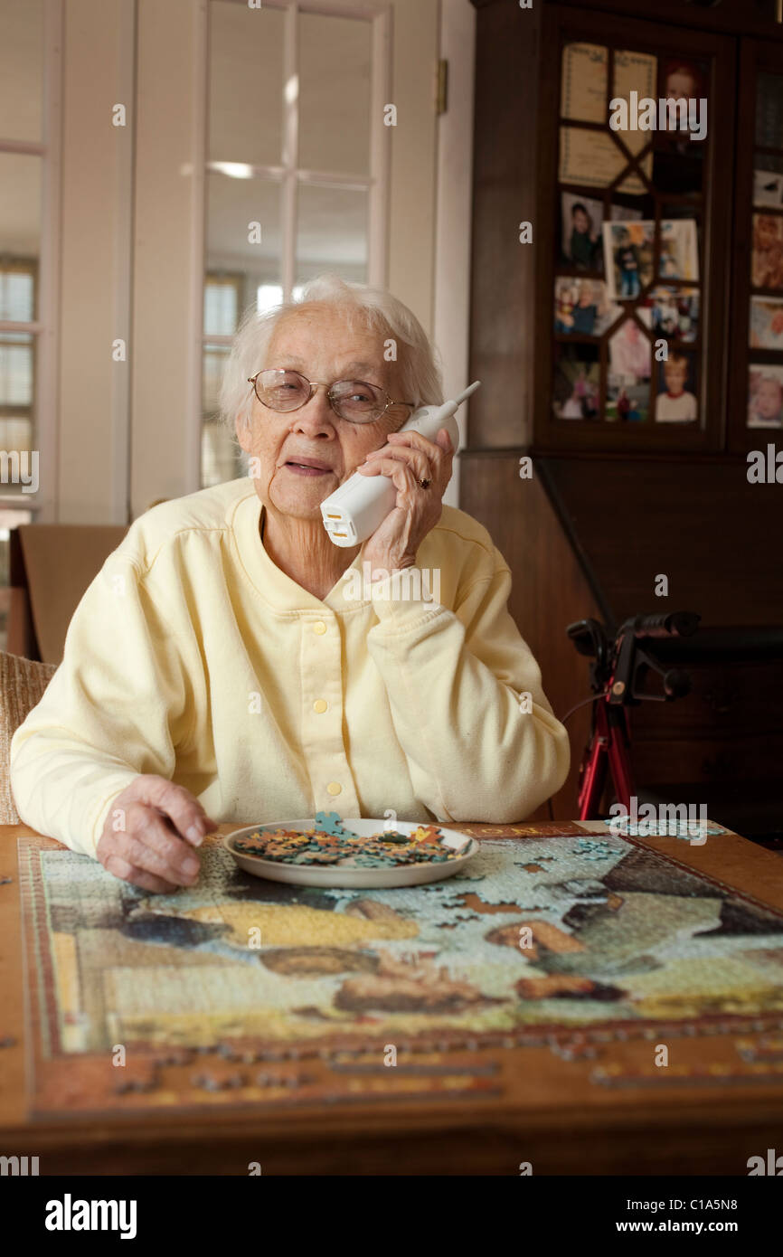 Eine 93-jährige Frau schafft es, sich allein in ihrem eigenen Haus in Adams, Massachusetts Leben kümmern.  MODEL-RELEASE Stockfoto