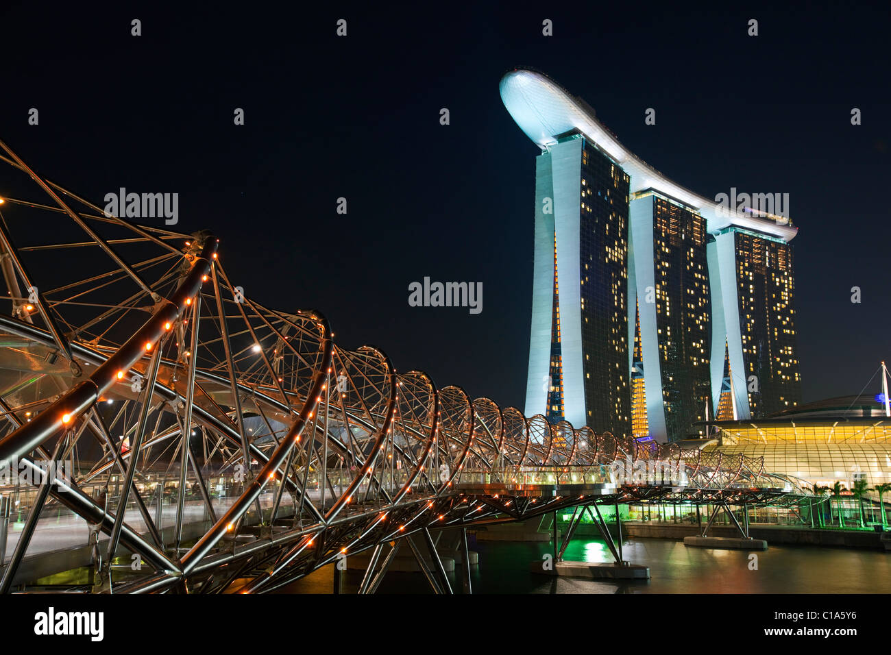 Der Helix-Brücke und Marina Bay Sands Singapore.  Marina Bay, Singapur Stockfoto