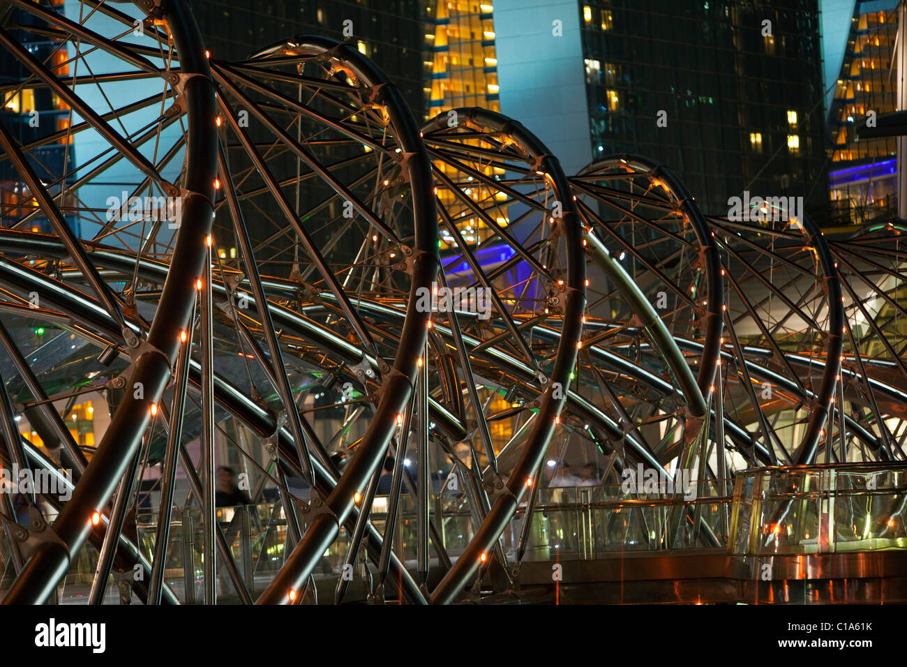 Detail der Helix-Brücke, die Verbindung zwischen der Marina Buchten Sands und Marina Central.   Marina Bay, Singapur Stockfoto