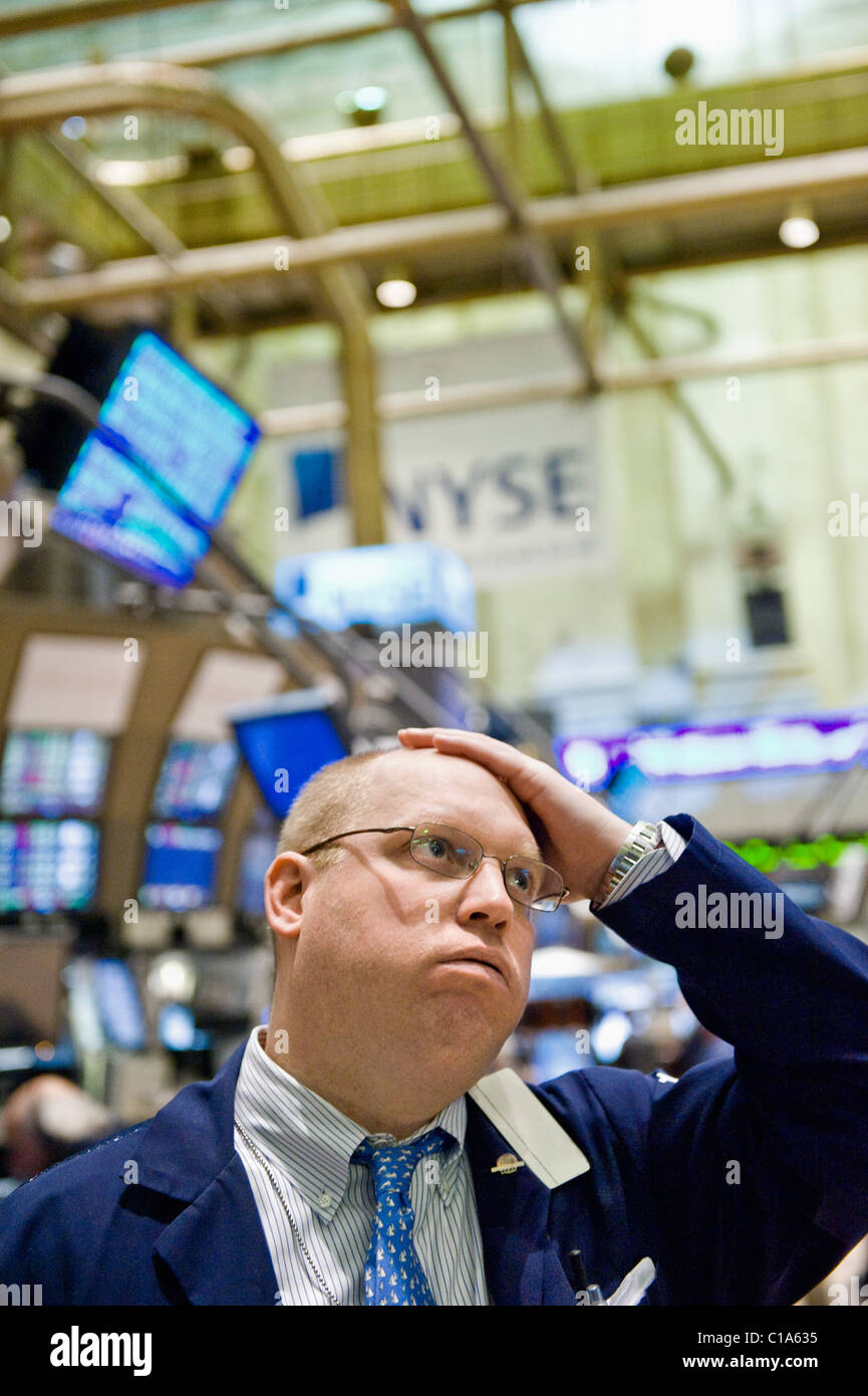 Ein Effektenhändler auf dem Boden von der New York Stock Exchange reibt Stirn nach einem enttäuschenden Tag des Handels. Stockfoto