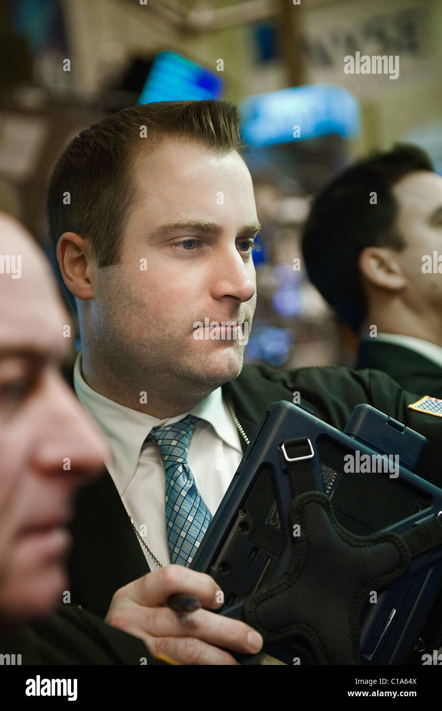 Ein Effektenhändler lesen die Bildschirme die Anzeige der Marktdaten. Stockfoto