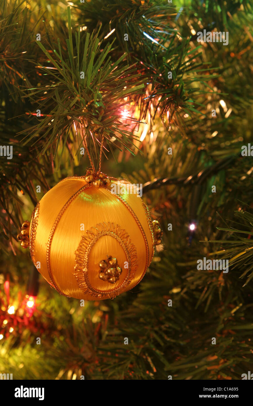 Weihnachtsbaum bobble Haing auf Baum, umgeben von Stil Xmas Lichterketten Stockfoto