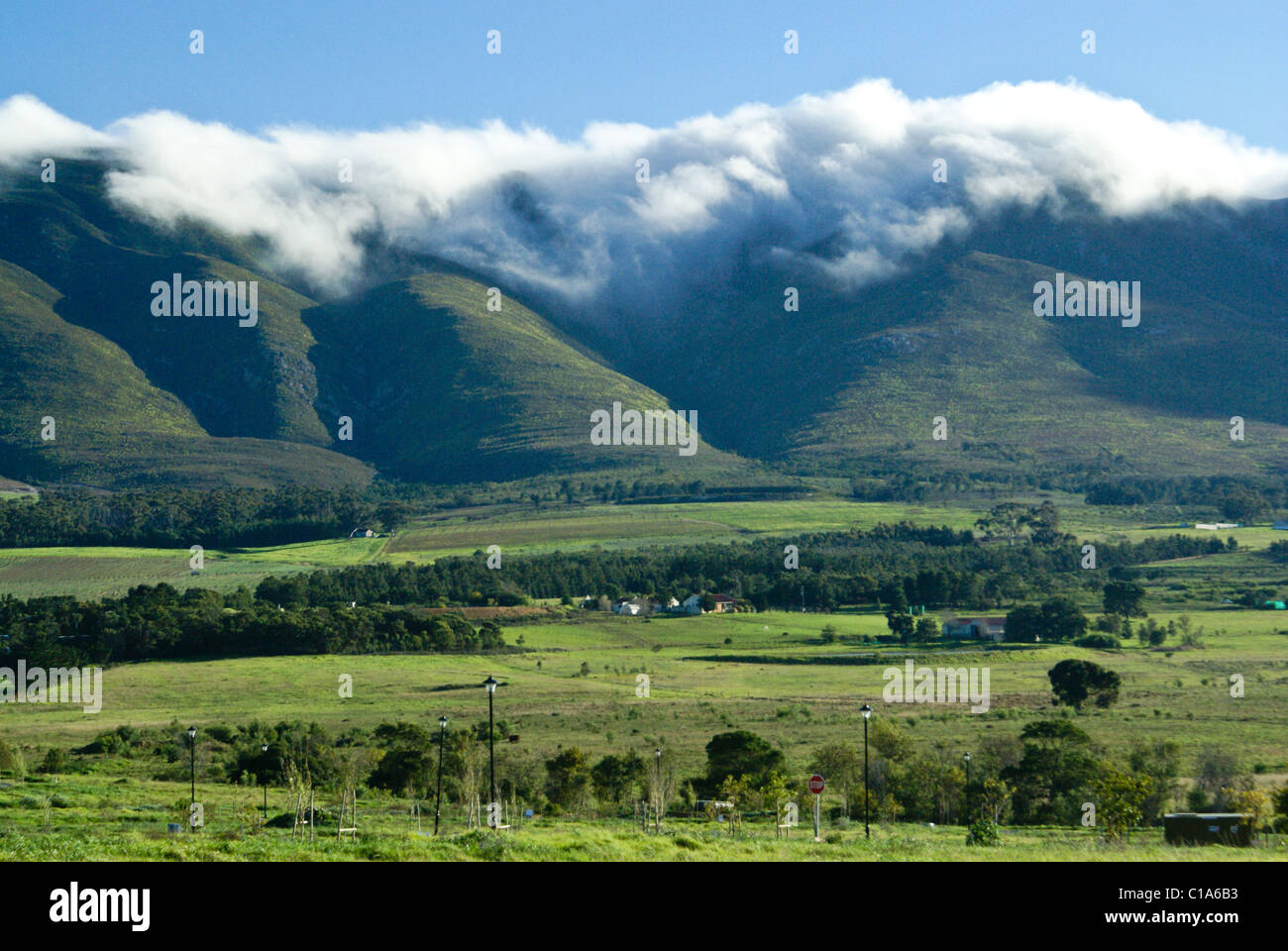 Wolken schweben auf den Hügeln des Western Cape, Südafrika Stockfoto