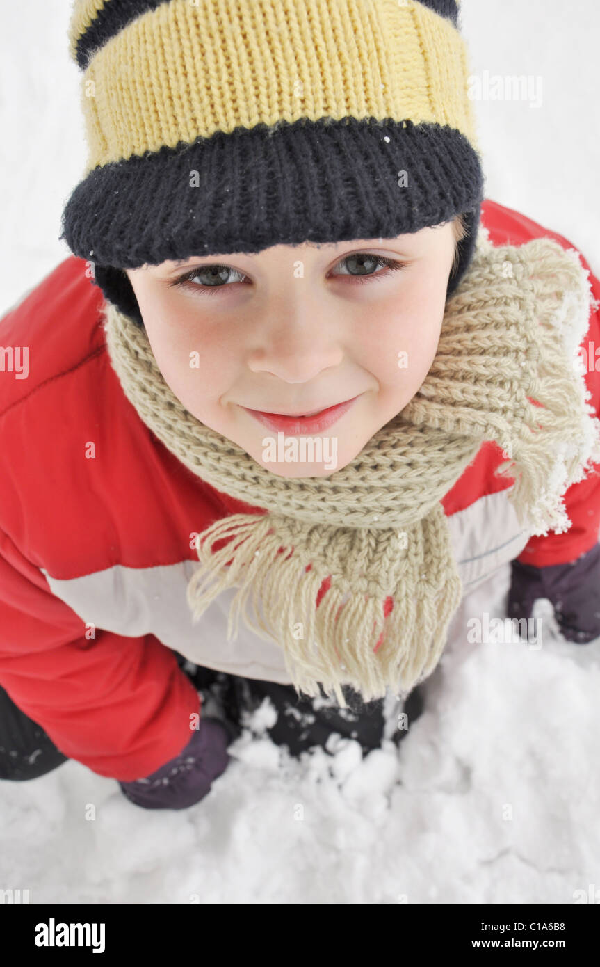 junge schließen Kind Porträt lustige Winter Schnee verschneiten beobachten, schauen seine Augen Kleidung Hut schön sympathisch interessante abgeleistetem Stockfoto