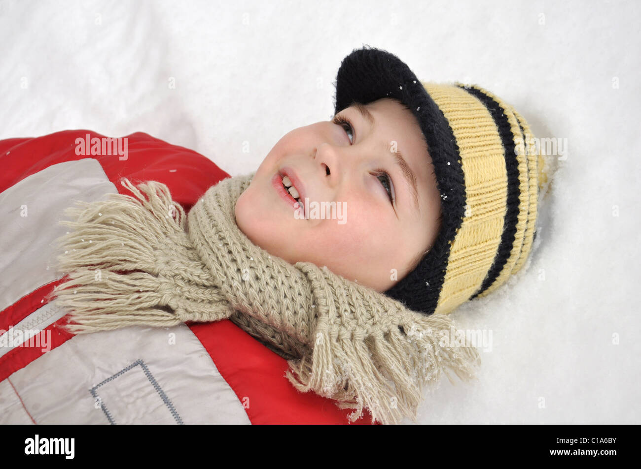 junge schließen Kind Porträt lustige Winter Schnee verschneiten beobachten, schauen seine Augen Kleidung Hut schön sympathisch interessante abgeleistetem Stockfoto