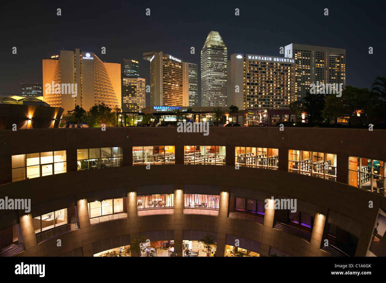 Blick auf die Esplanade Mall und City Skyline von der Esplanade - Theater auf der Bucht Dachterrasse.  Marina Bay, Singapur Stockfoto