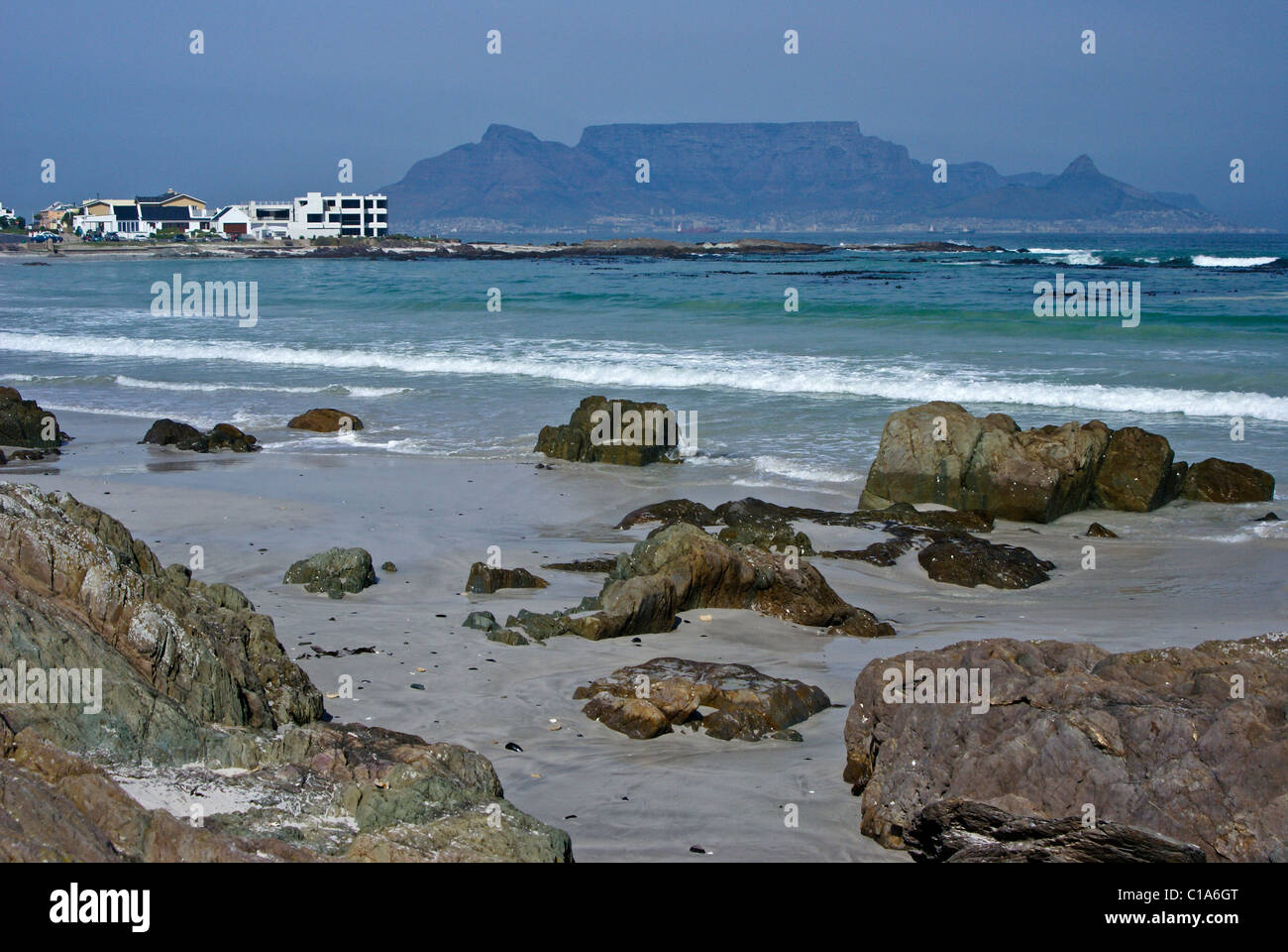 Tafelberg und Blouberg Strand, Kapstadt, Südafrika Stockfoto