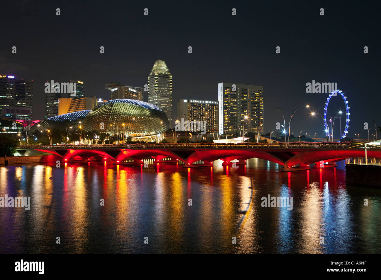 Esplanade Bridge und die Esplanade - Theater an der Bucht Gebäude beleuchtet in der Nacht, Singapur Stockfoto