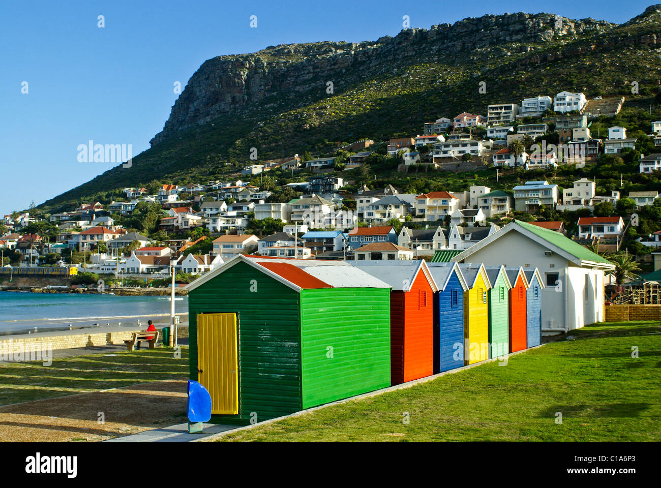 Bunte Häuser am Strand, Fish Hoek, Kap-Halbinsel in Südafrika ändern Stockfoto
