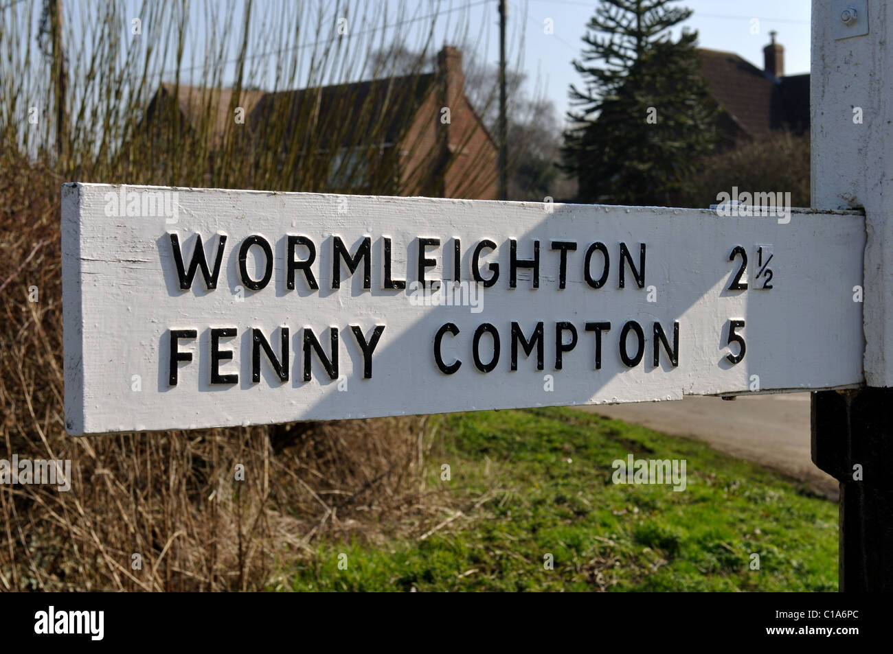 Verkehrszeichen im unteren Boddington Dorf, Northamptonshire, England, UK Stockfoto