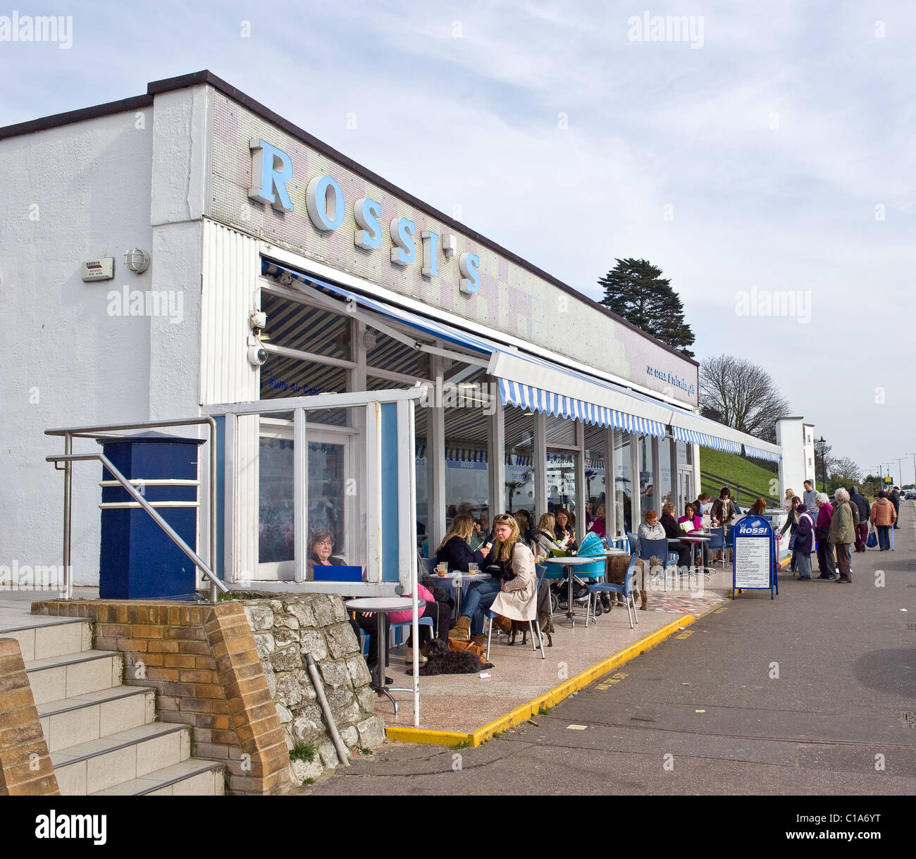 Rossis cafeteria an der Küste von Southend On Sea. Stockfoto