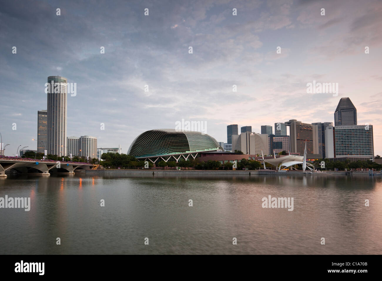Esplanade - Theater an der Bucht Gebäude in der Morgendämmerung.  Marina Bay, Singapur Stockfoto