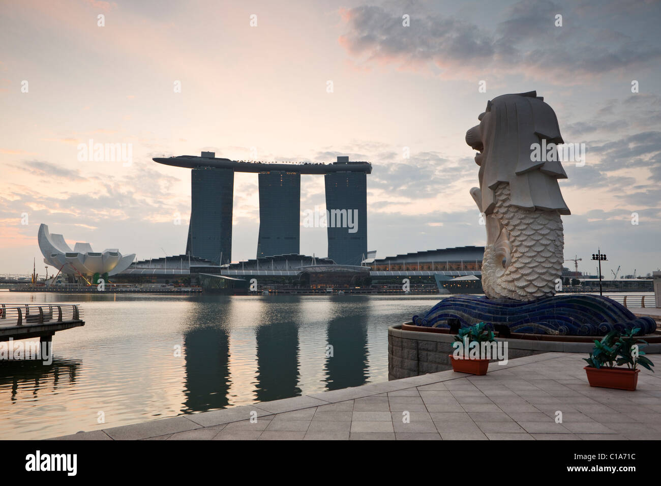 Der Merlion Statue im Morgengrauen, mit dem Marina Bay Sands in den Hintergrund.  Marina Bay, Singapur Stockfoto