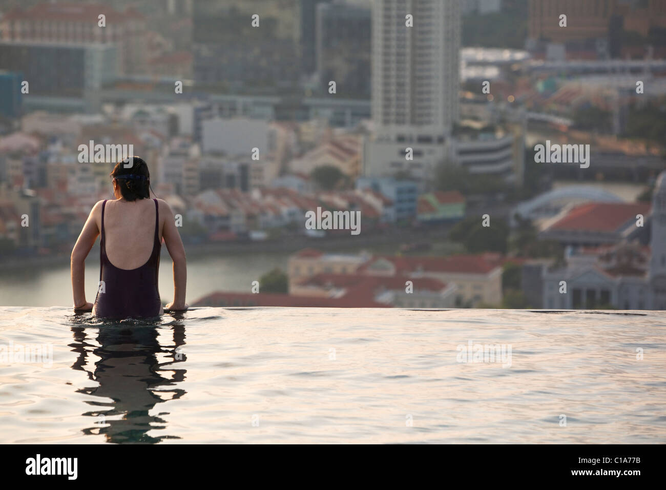 Blick auf Singapur vom Marina Bay Sands SkyPark Pool Schwimmer.  Marina Bay, Singapur Stockfoto