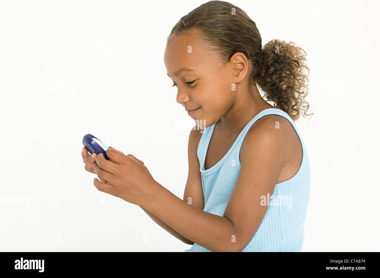 Mädchen spielen auf Handheld-Gerät Stockfoto