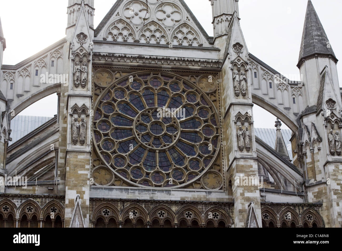 Hauptfenster am Eingang zur Westminster Abbey Stockfoto