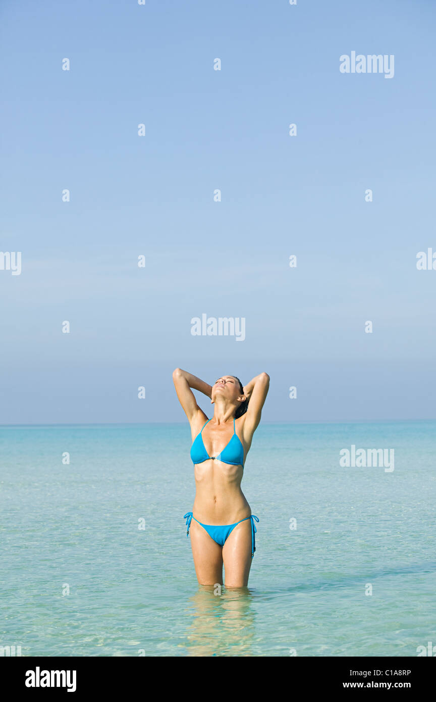 Junge Frau mit Bikini im Meer Stockfoto