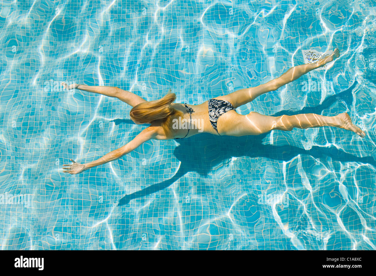 Junge Frau im Swimming pool Stockfoto