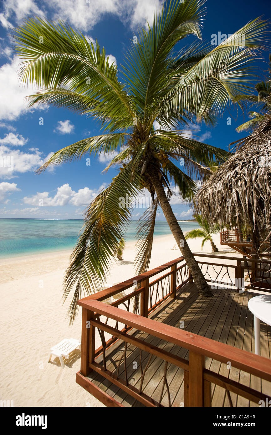 Strandhütten und Palmen, Cook-Inseln Stockfoto