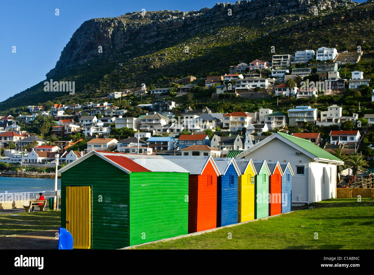 Bunte Häuser am Strand, Fish Hoek, Kap-Halbinsel in Südafrika ändern Stockfoto