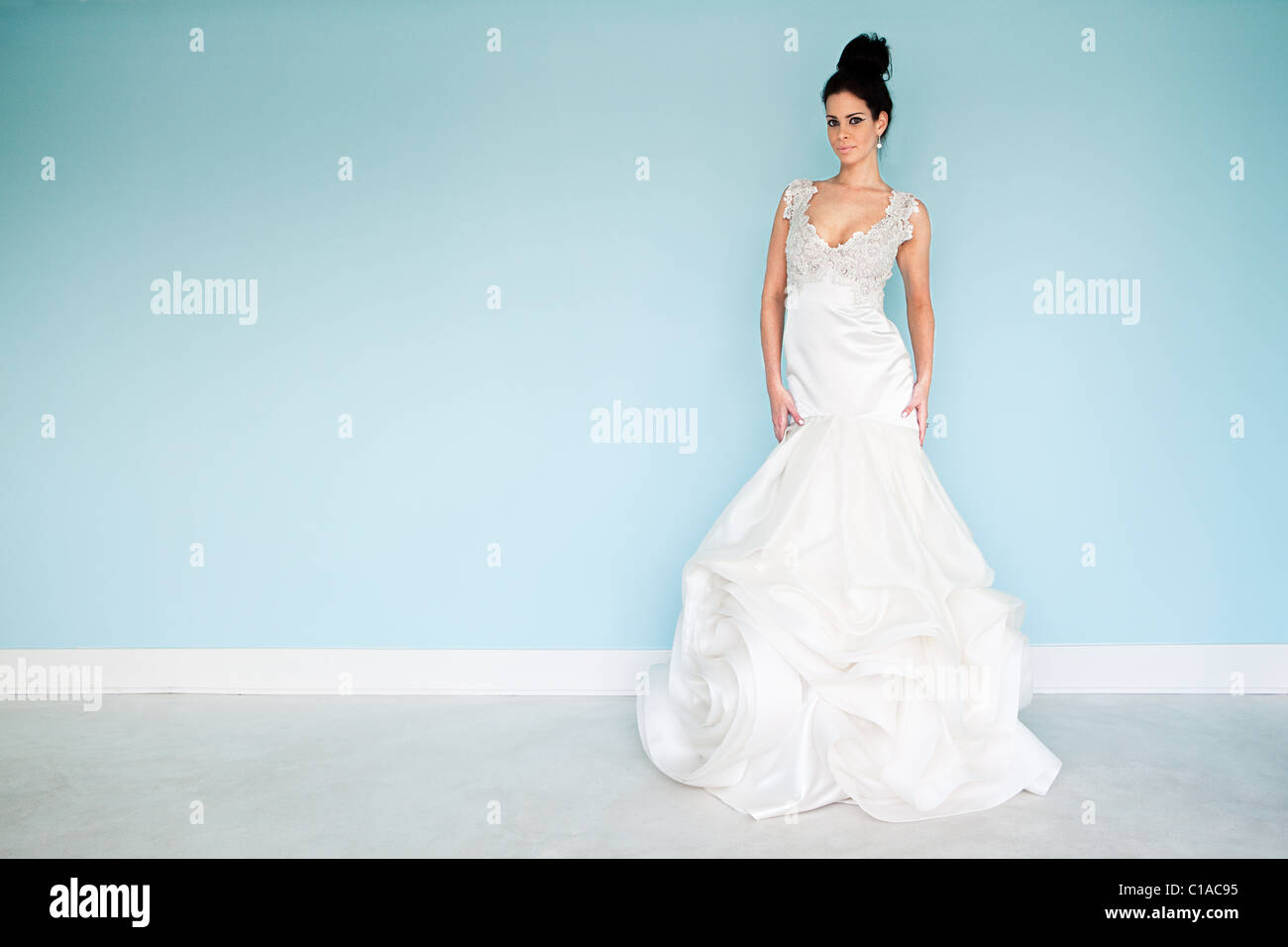 Junge Frau trägt weißes Brautkleid, Studio gedreht Stockfoto