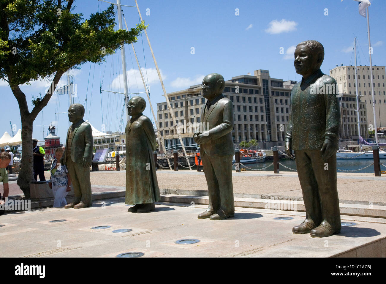 Statuen von ganz links nach rechts; Albert Luthuli, Desmond Tutu, FW de Klerk, Nelson Mandela im Waterfront von Kapstadt Stockfoto