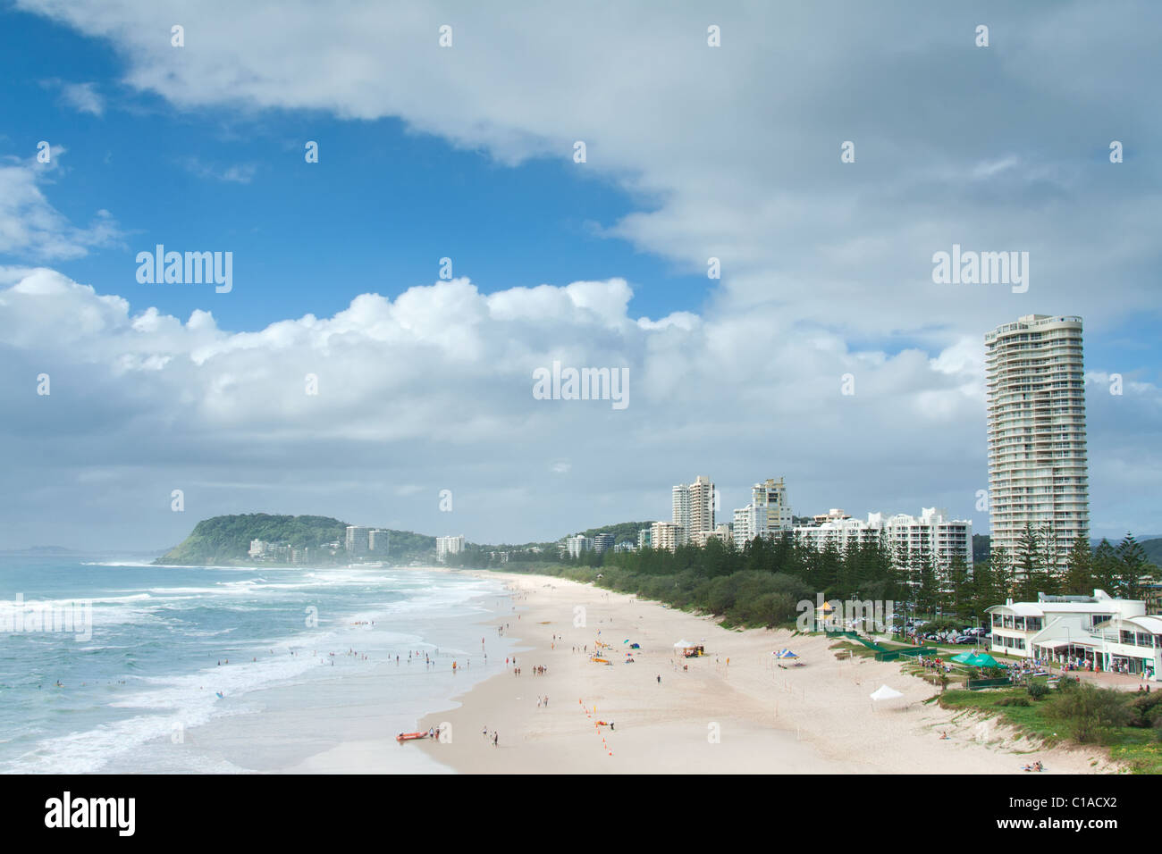 Australischen Strand während des Tages mit Wolken im Hintergrund (Burleigh Heads, Qld) Stockfoto