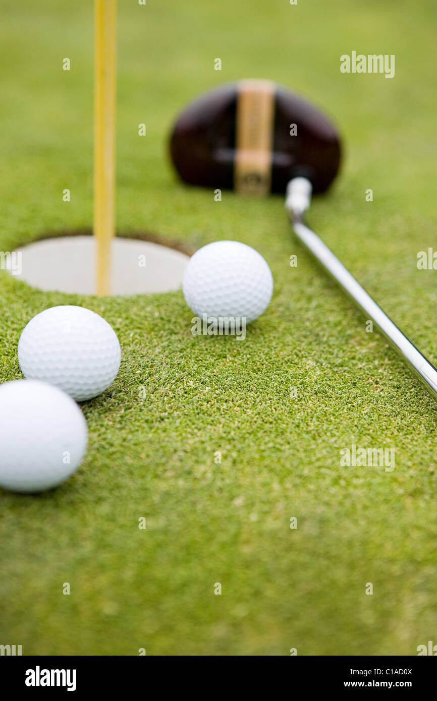 Golfbälle und golf-Loch, Nahaufnahme Stockfoto