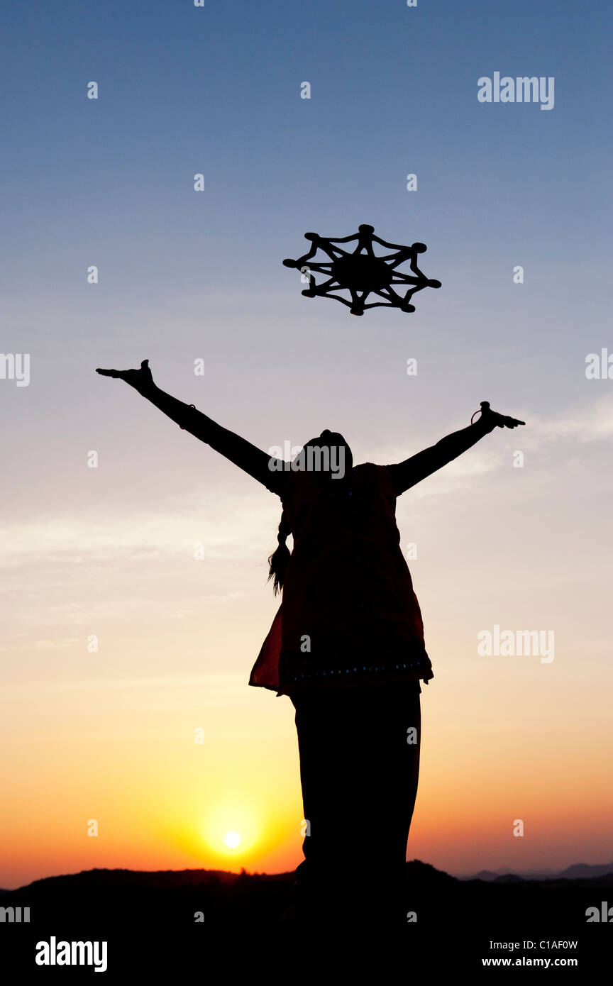 Silhouette Inderin ein Symbol für eine Welt, Einheit und Menschlichkeit in die Luft zu werfen. Indien Stockfoto