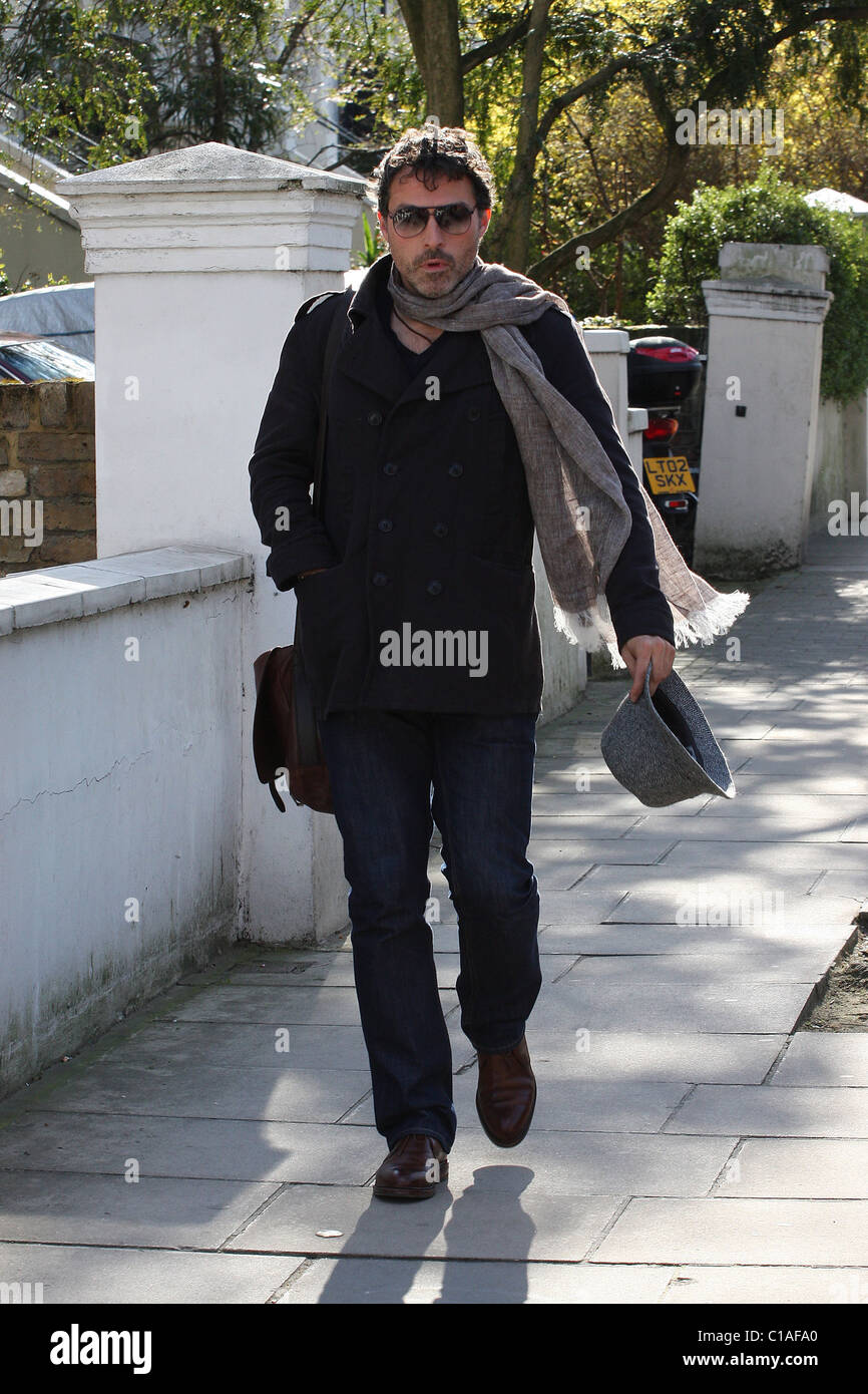 Rufus Sewell unterwegs in Notting Hill mit einer Ledertasche, Hut, Schal und einem Tweed "Inspektor Clouseau" London, England- Stockfoto