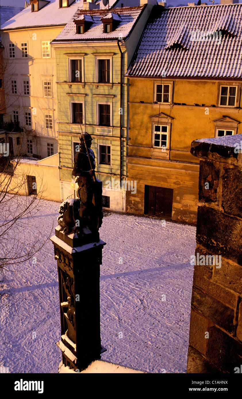 Tschechien, Prag, Karlsbrücke über die Moldau vor Mala Strana Viertel, einem der 30 Skulpturen Stockfoto