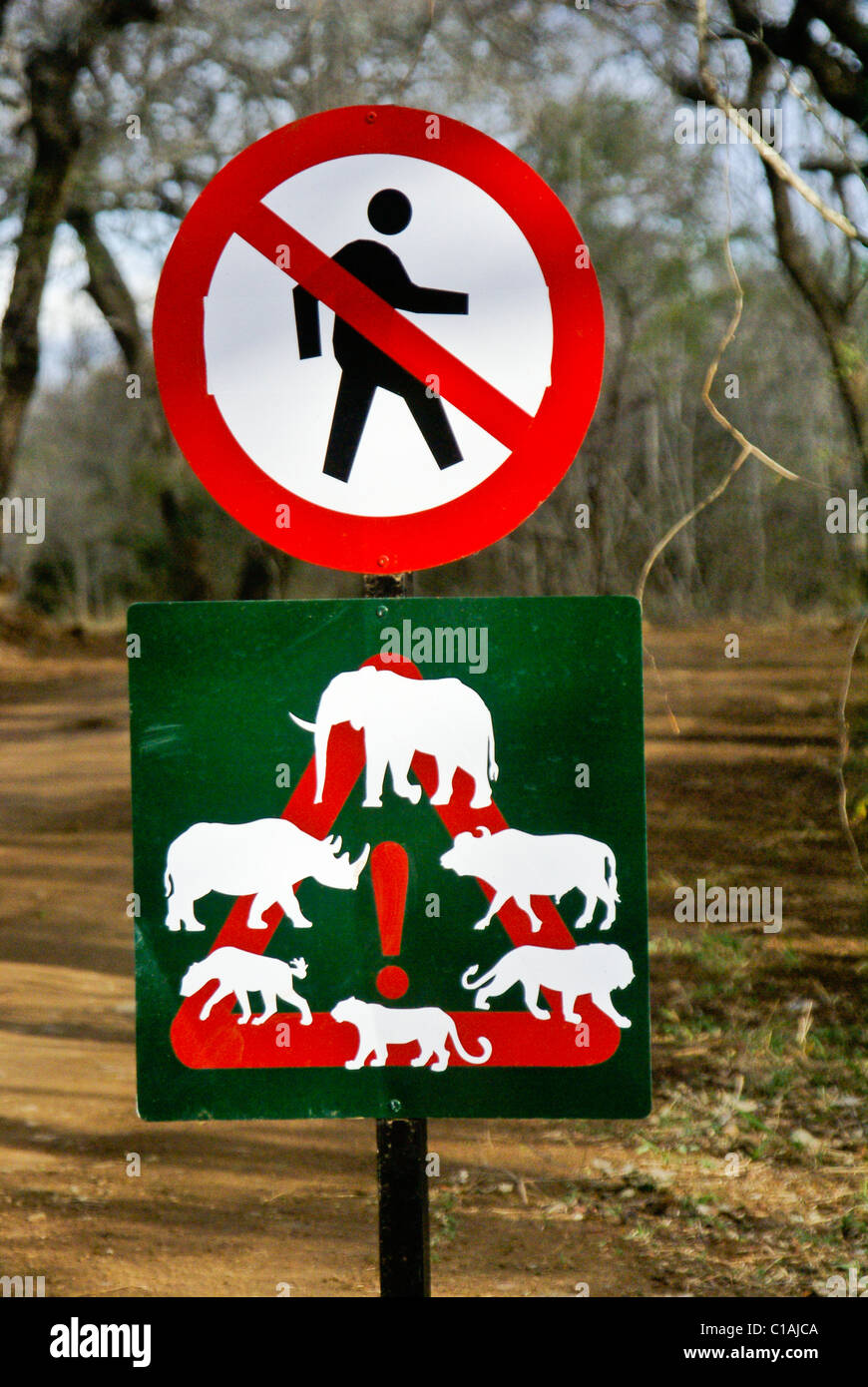 Warnschild, Hluhluwe Game Reserve, Kwazulu-Natal, Südafrika Stockfoto