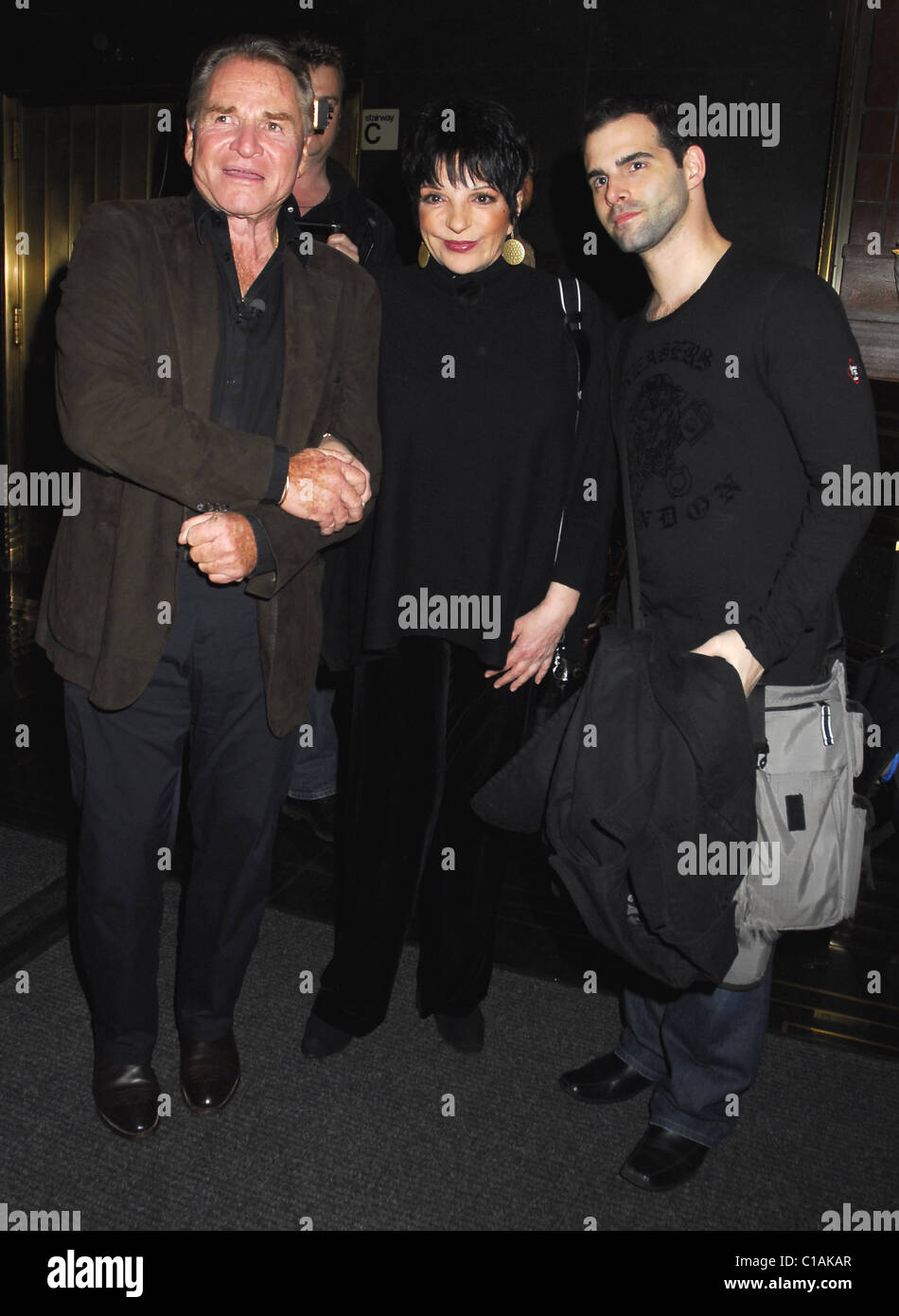 Liza Minnelli mit einem männlichen Begleiter in den NBC Studios in New York ankommen. New York City, USA - 02.04.09 Patricia Schlein / Stockfoto