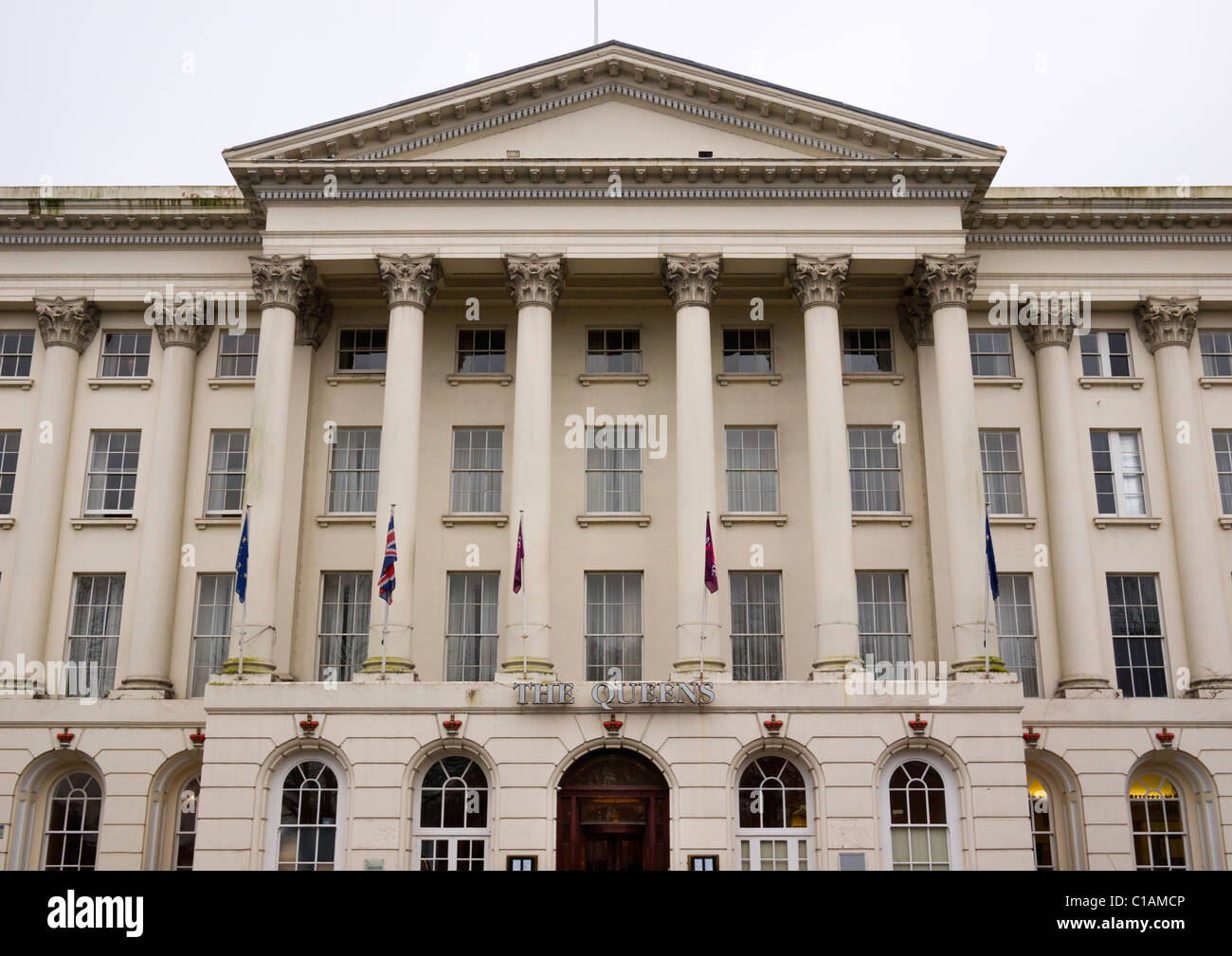 Queens Hotel, Cheltenham, Gloucestershire, England, UK.  Erbaut in den 1830er Jahren, war das erste speziell gebaute Hotel in Europa Stockfoto