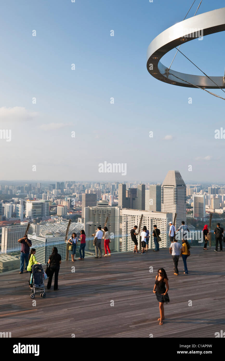 Besucher auf der Aussichtsplattform des Marina Bay Sands SkyPark.  Marina Bay, Singapur Stockfoto