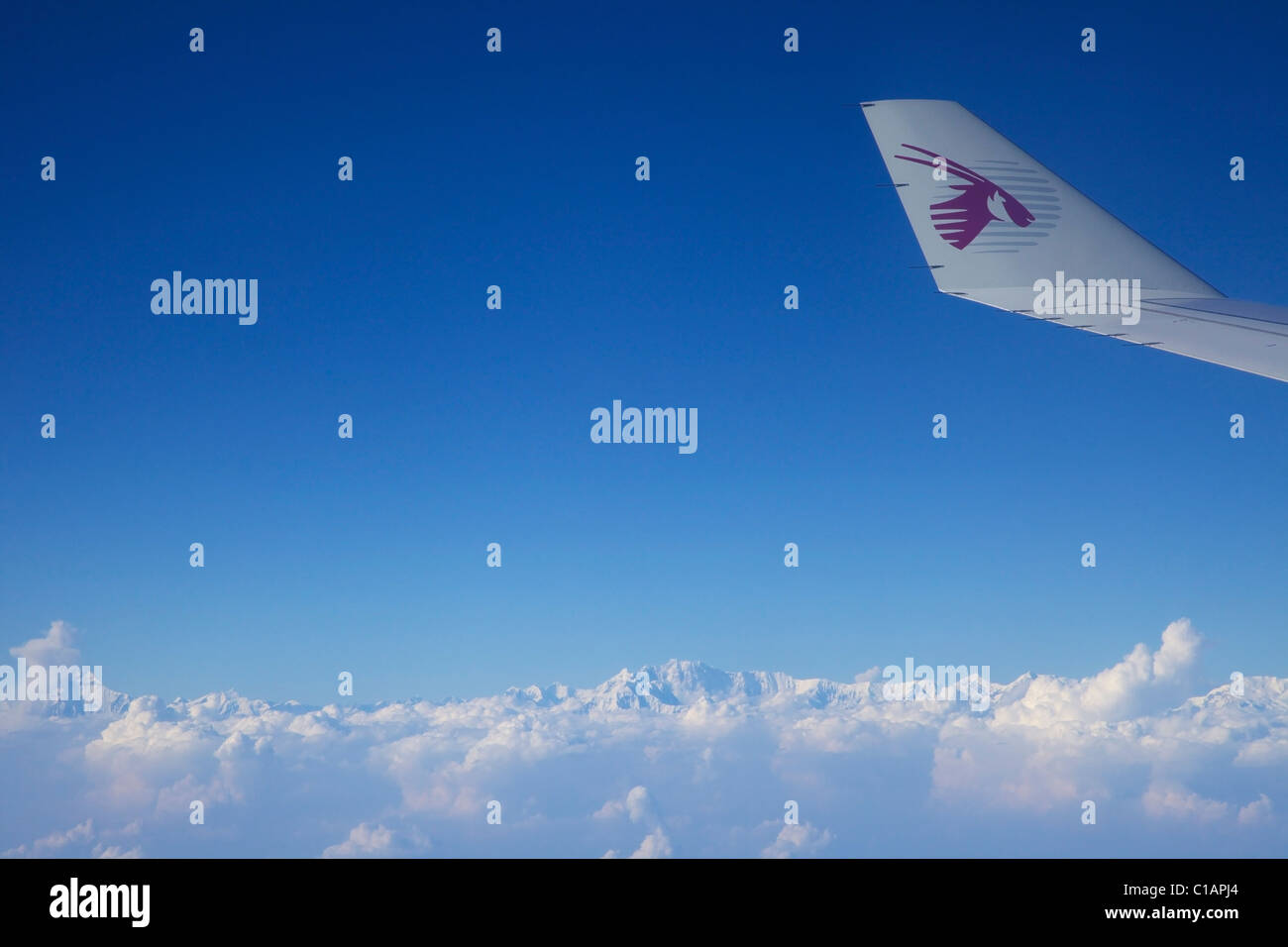 Flügel von Qatar Airways Flugzeugen, Himalaya, Nepal, Asien Stockfoto