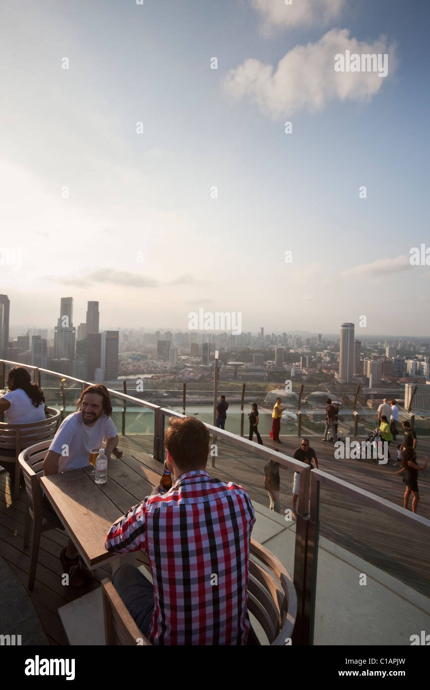 Touristen genießt Sonnenuntergang Getränke auf der Aussichtsplattform des Marina Bay Sands SkyPark.  Marina Bay, Singapur Stockfoto