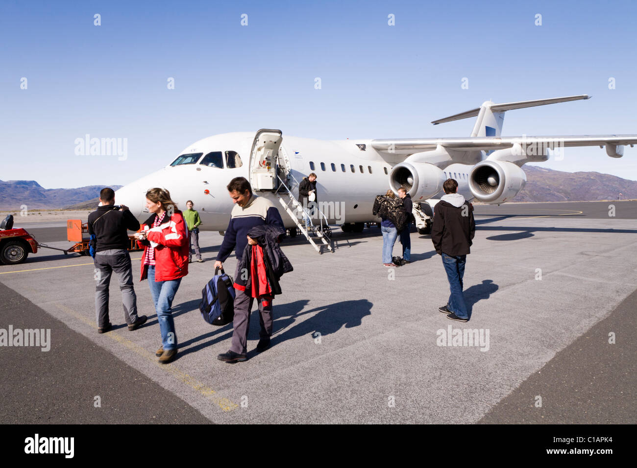 Passagiere mit Atlantic Airways Flugzeug am Narsarsuaq Flughafen Süd-Grönland Stockfoto
