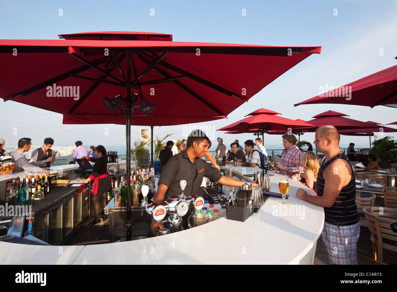 Sunset drinks an der Bar auf dem Dach des Marina Bay Sands SkyPark - 200 m über der Stadt.  Marina Bay, Singapur Stockfoto