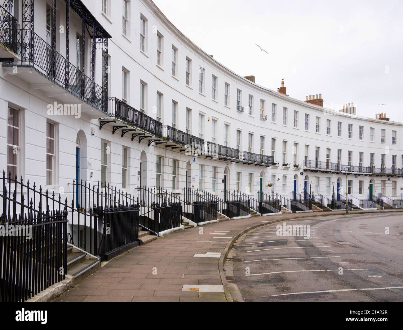Die Royal Crescent, einem Halbkreis von georgianischen Stadthäusern in Cheltenham, Gloucestershire, England Stockfoto