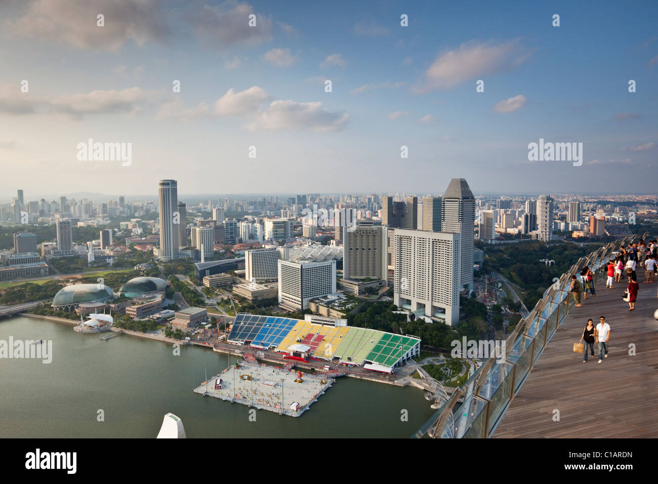 Aussichtsplattform des Marina Bay Sands SkyPark.  Marina Bay, Singapur Stockfoto
