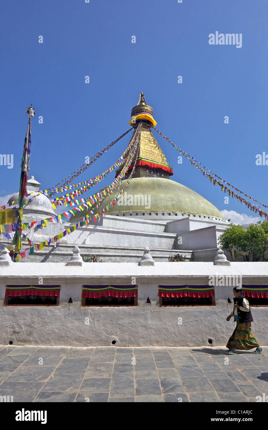 Tibetisch-buddhistischen Frau Spaziergänge Boudhanath Stupa traditionelle UNESCO World Heritage Site Kathmandu Nepal Asien Stockfoto