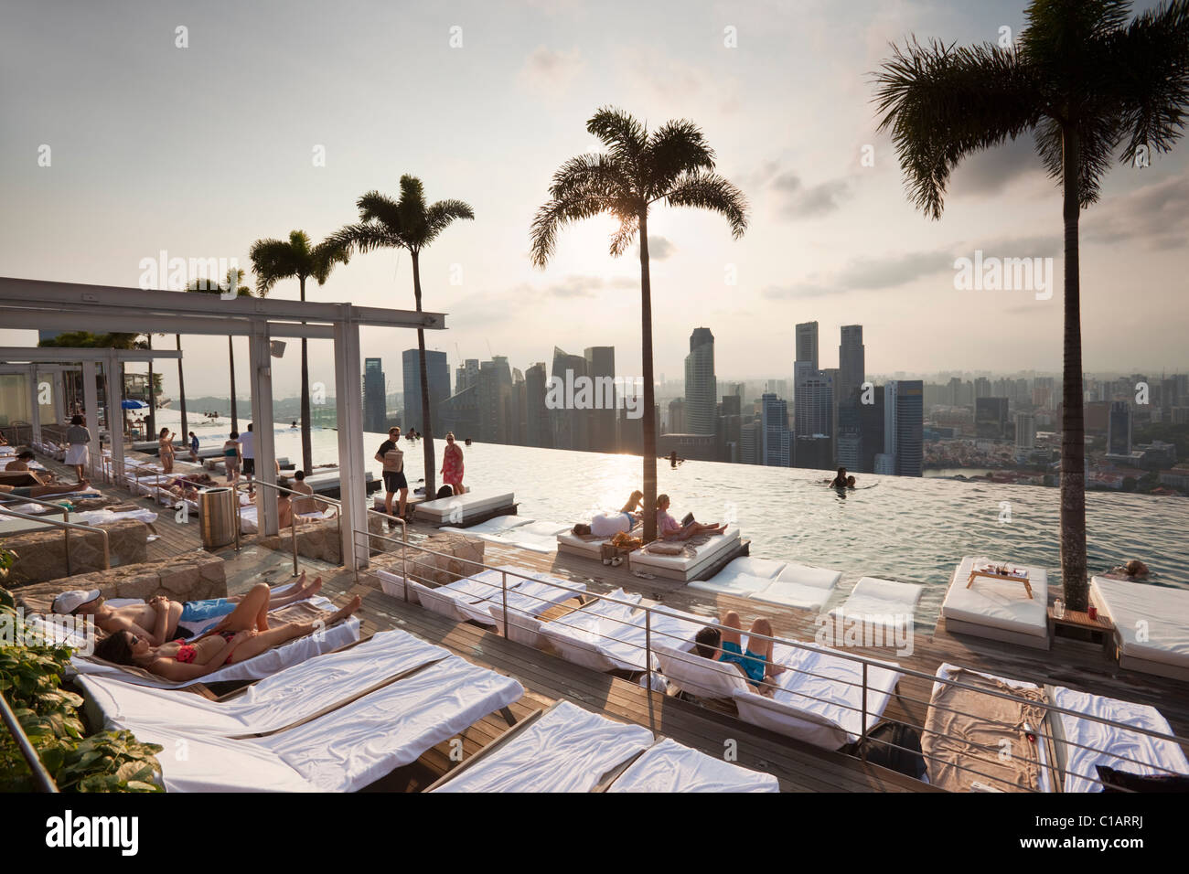 Schwimmbad in der Marina Bay Sands SkyPark.  Marina Bay, Singapur Stockfoto
