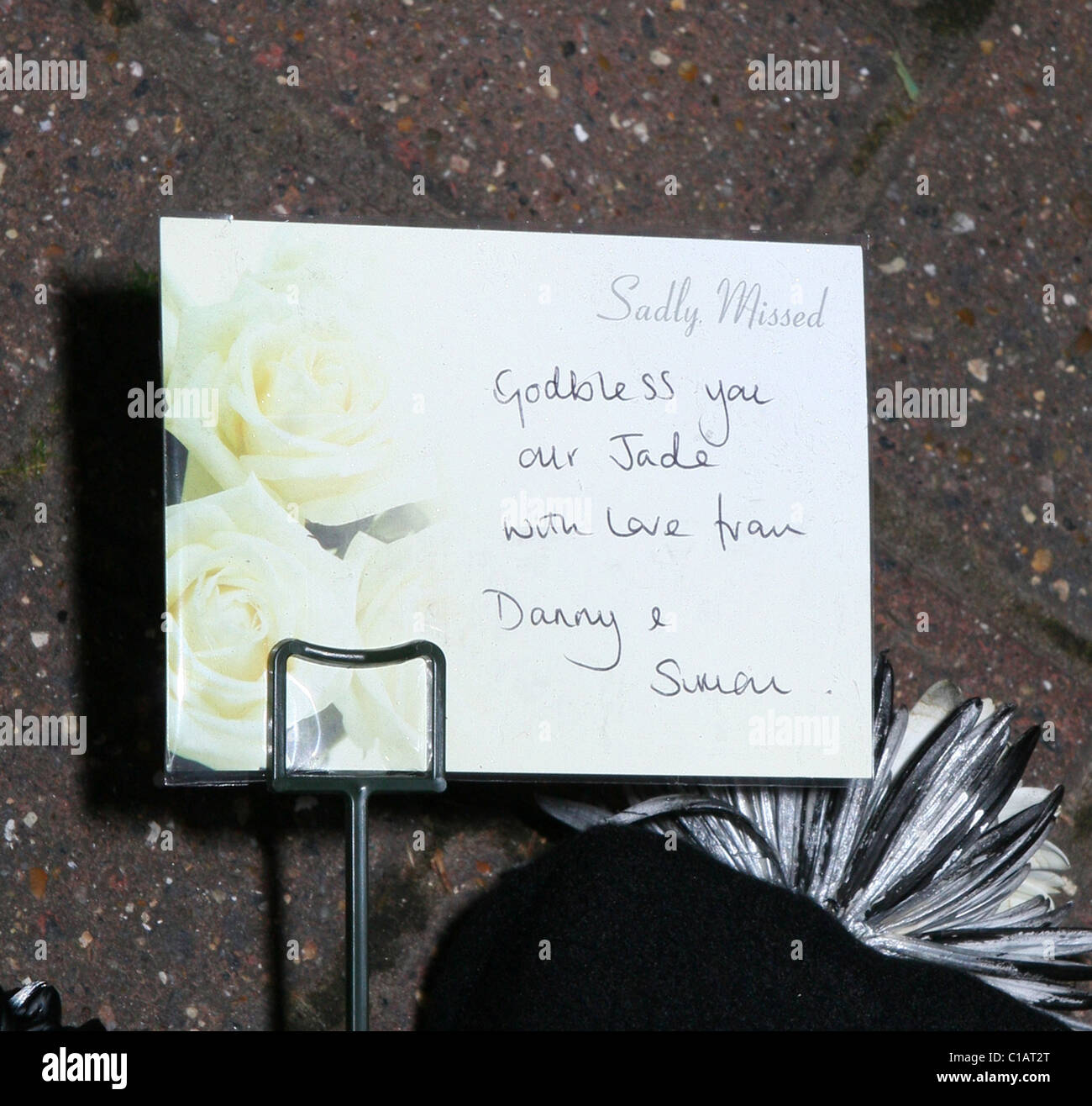 Trauernde lassen Blumen und Nachrichten für Jade Goody die Beerdigung von Jade Goody London, England - 04.04.09 Stockfoto