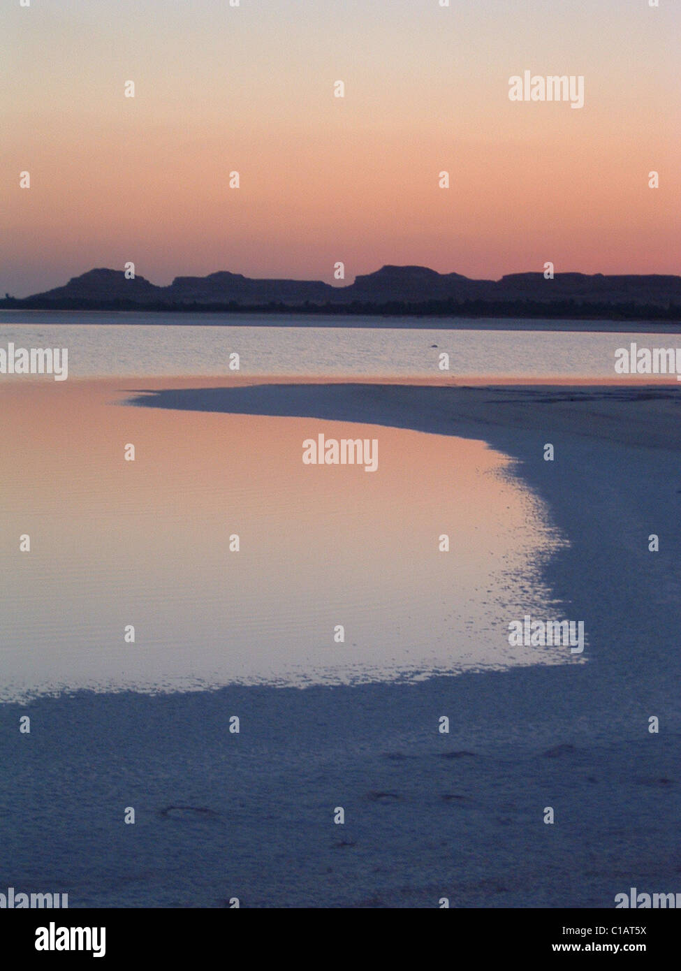 Der See in der Oase Siwa, eine isolierte Oase im zentralen Nordwesten der ägyptischen Wüste Sahara, nahe der Lehmziegel-Schali Stadt Stockfoto