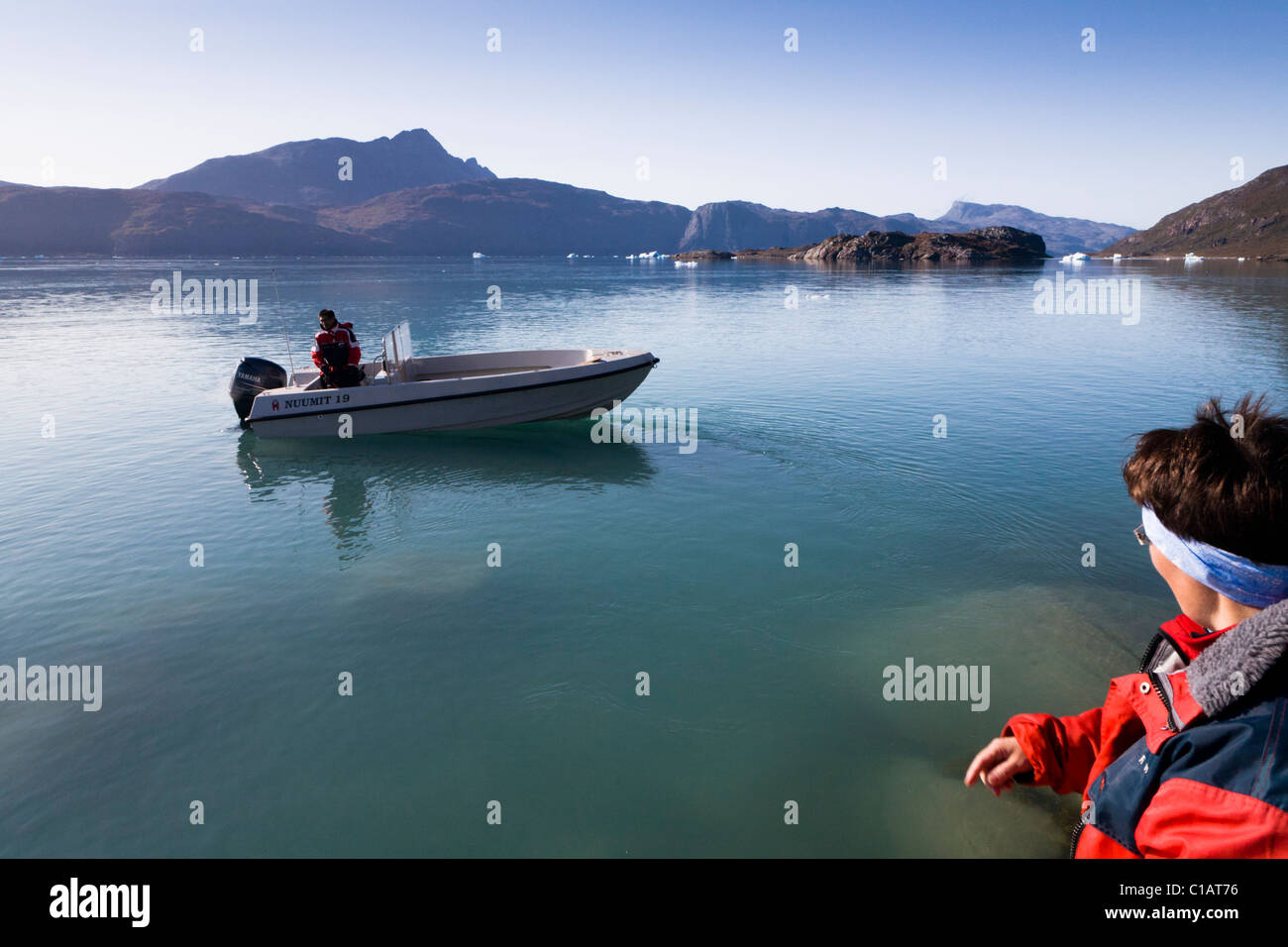 Boot, Abholung eines Passagiers, Süd-Grönland. Stockfoto