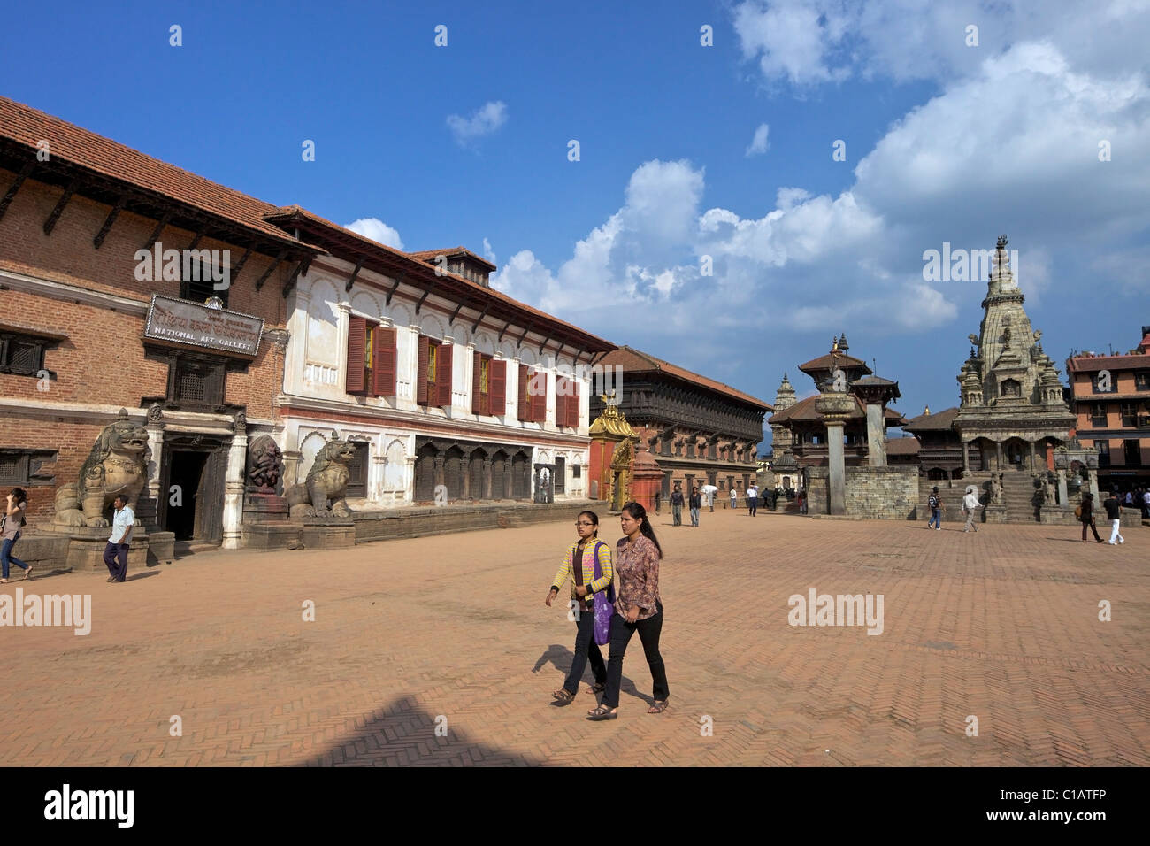 Junge Nepali Frauen Kreuz Durbar Square in die UNESCO-World Heritage Site, Stadt Bhaktapur, Kathmandu-Tal, Nepal, Asien Stockfoto