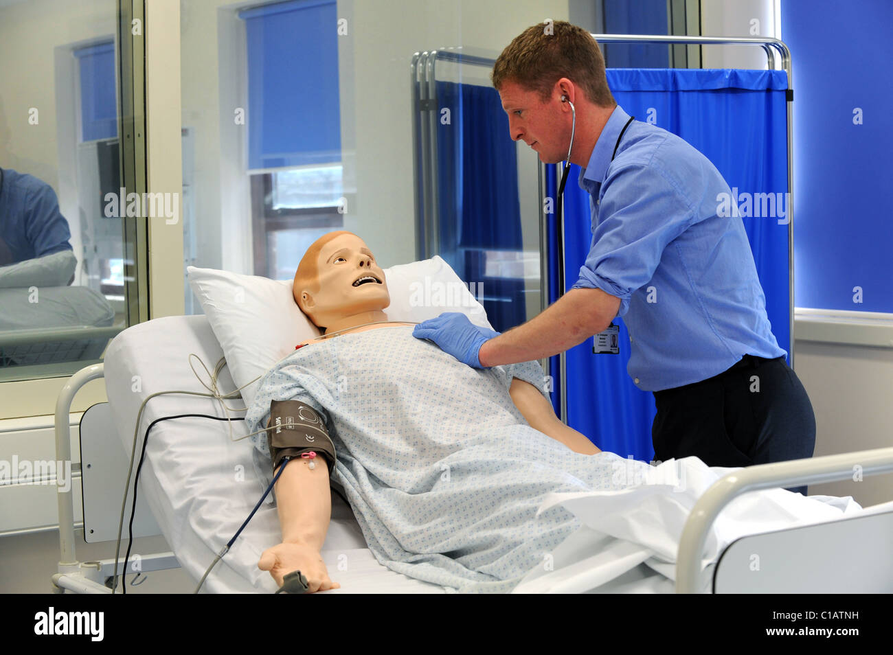 Dr. Chris Marshall untersucht SimMan 3G ein neuer Dummy-Patient, der wie ein Mensch in der Simulation Suite in Worthing Krankenhaus reagiert Stockfoto