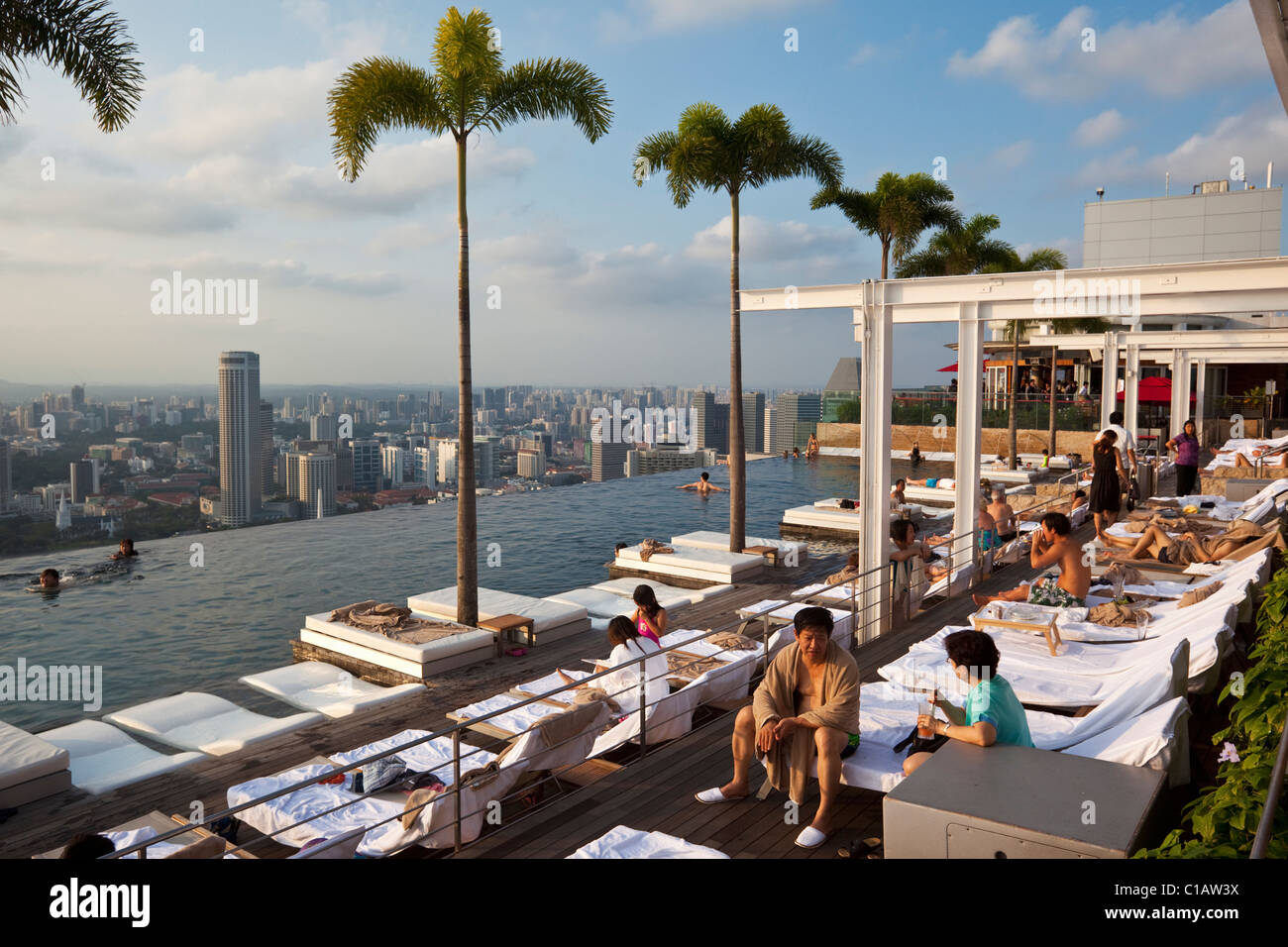 Schwimmbad in der Marina Bay Sands SkyPark. Marina Bay, Singapur Stockfoto