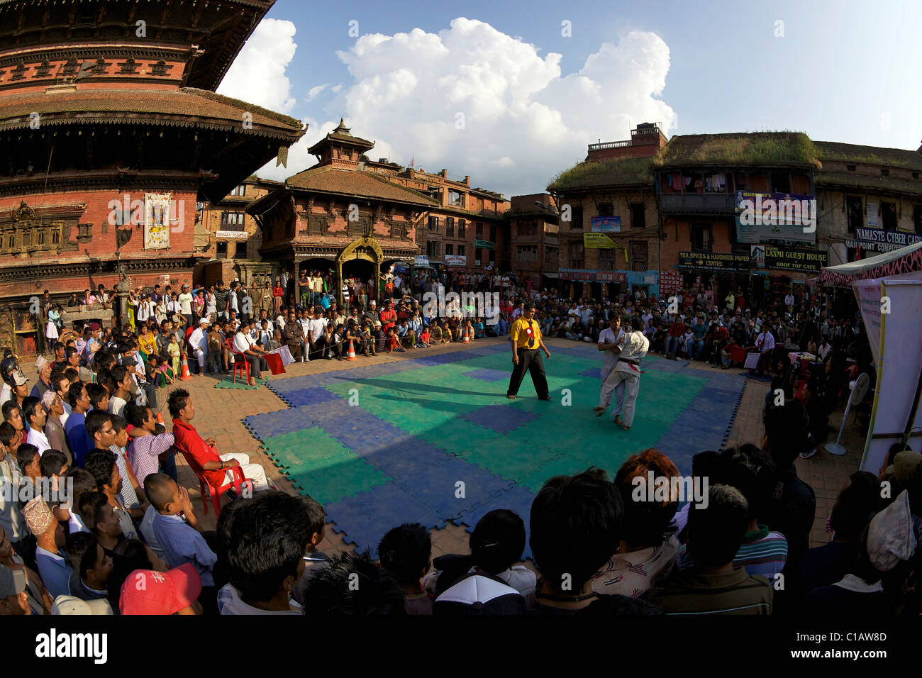 Judo-Wettbewerb in der Nähe von Bhairabnath Tempel, Taumadhi Tole Quadrat, Bhaktapur, UNESCO World Heritage site, Nepal, Asien Stockfoto